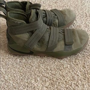 Nike lebron soldiers 11s